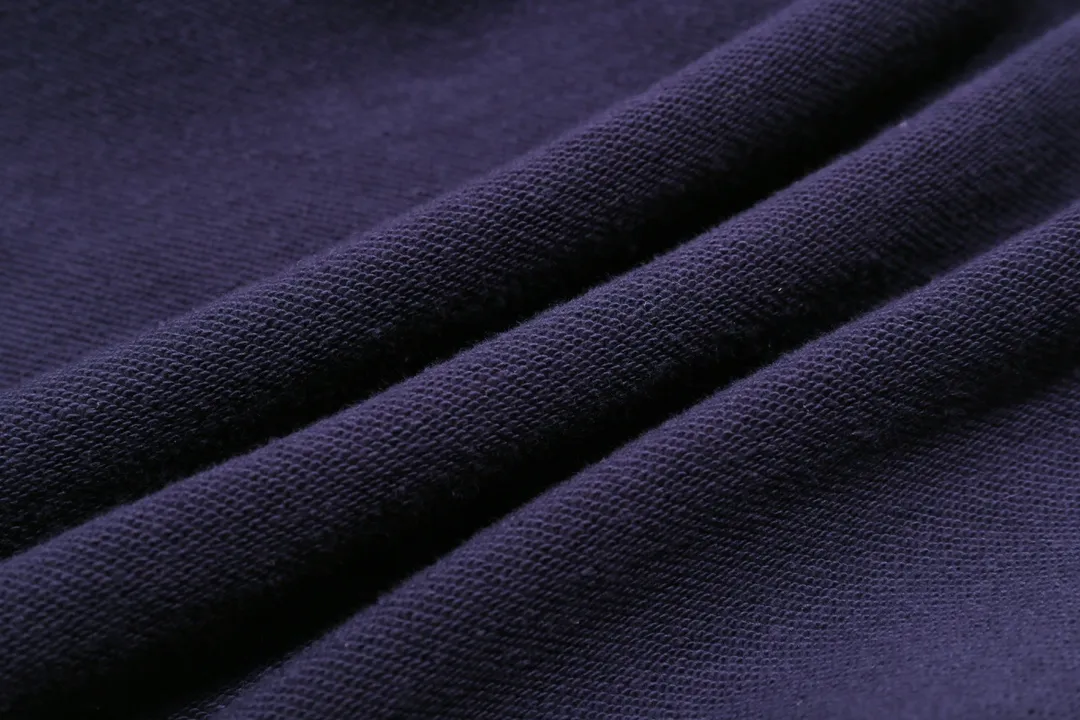 P180 model number Y560 Ralph Lauren Ralph Lauren suit sweatpants. Pure cotton with anti-static treatment. No dust, no loose hair. The elastic waist is used with a drawstring. Very friendly to the figure. The cotton is comfortable and soft. The upper body is casual and free. Regular beveled double pockets on both sides. The white brand logo on the left leg of the trouser leg collides with the black of the pants. Although it is small, it is quite recognizable. The brand adds a young and fashionable atmosphere to the original sense of luxury. It can be called a cold-proof weapon. A simple base layer is enough to withstand the severe cold and make it more fluffy and warm. Color: Navy SIZE: S-XL